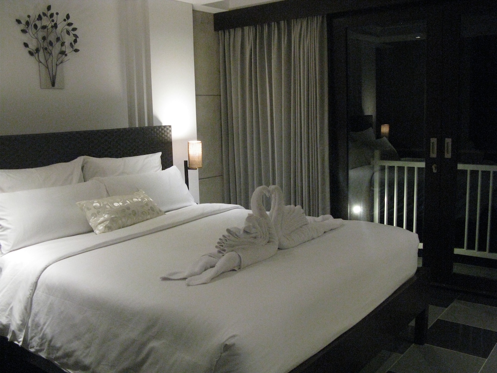 Anshel Hotel 8/45