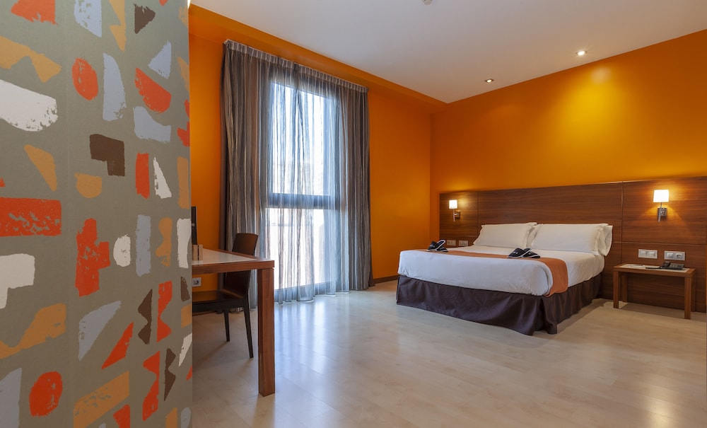 ROOM, DOUBLE OR TWIN BED