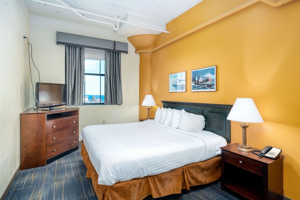 The Suites Hotel at Waterfront Plaza 20/50