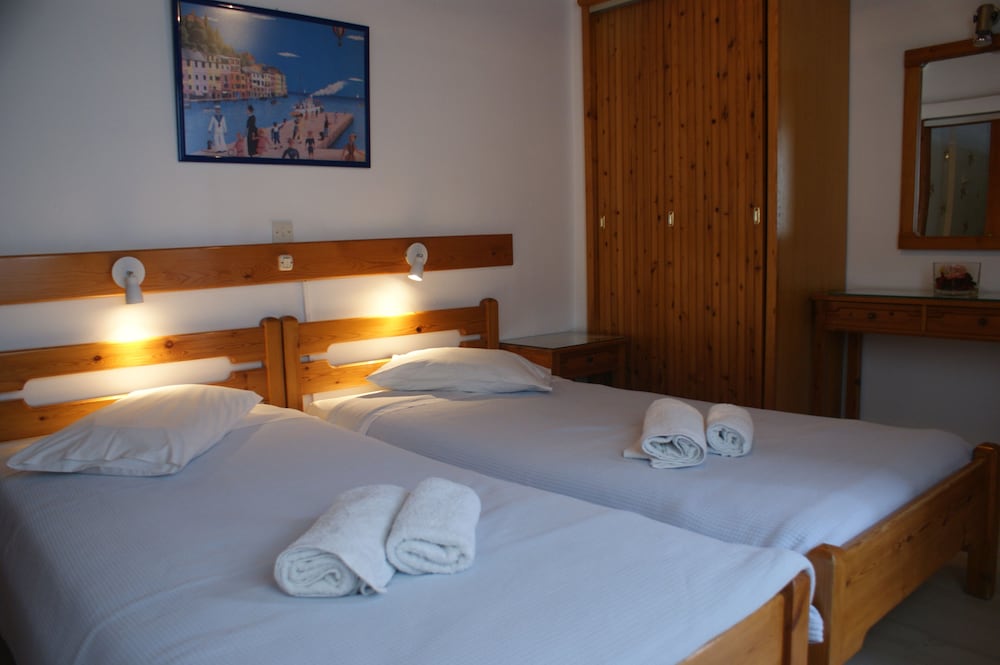 BASIC, DOUBLE OR TWIN BED, ACCESSIBLE