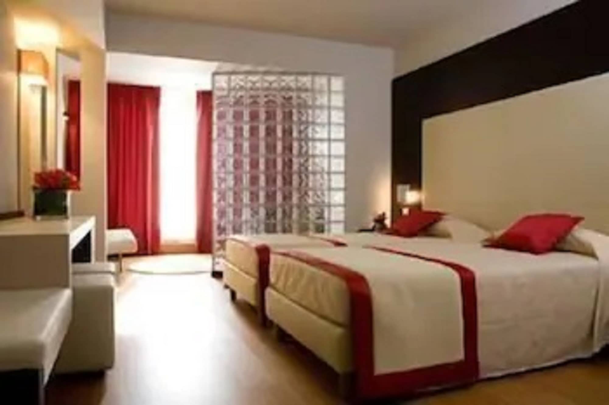 JUNIOR SUITE, KING BED