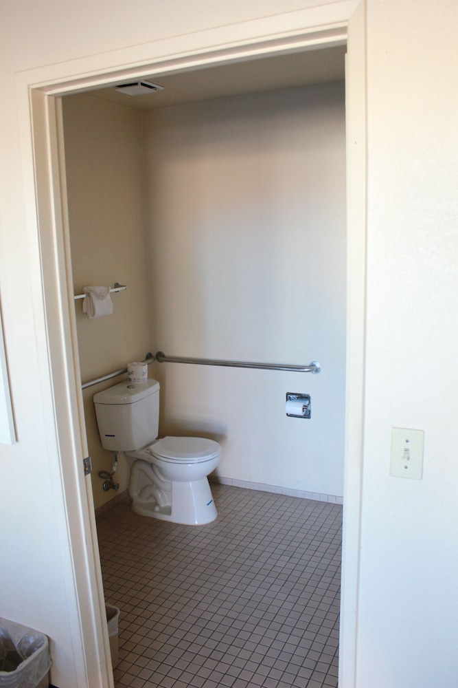 Days Inn by Wyndham Barstow 18/25