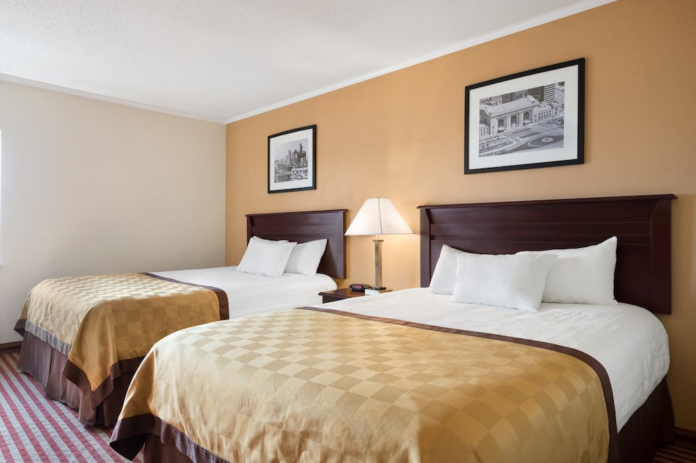 Days Inn & Suites By Wyndham Kansas City South 7/43
