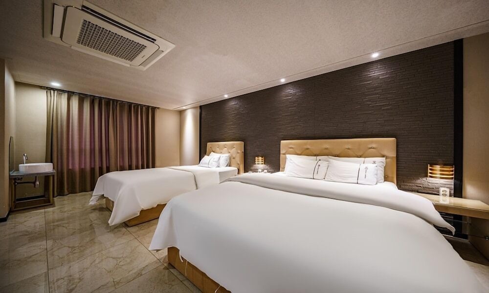 Urban Hotel Golf Shillim 6/68