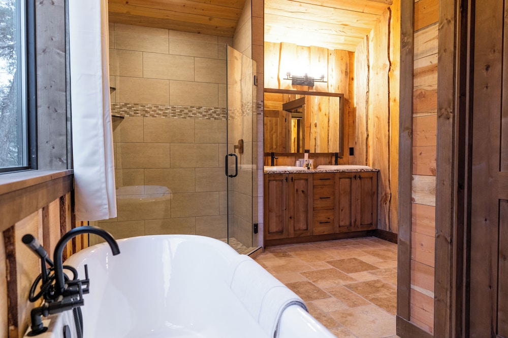 Lodge, 6 Beds, 3 King Beds، Zion Mountain Ranch 6/8