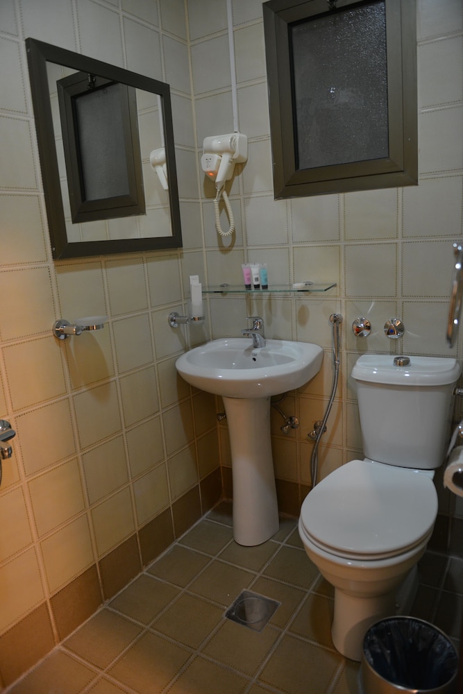 البرج الأول للشقق الفندقية(The First Tower Hotel Apartment) 28/29
