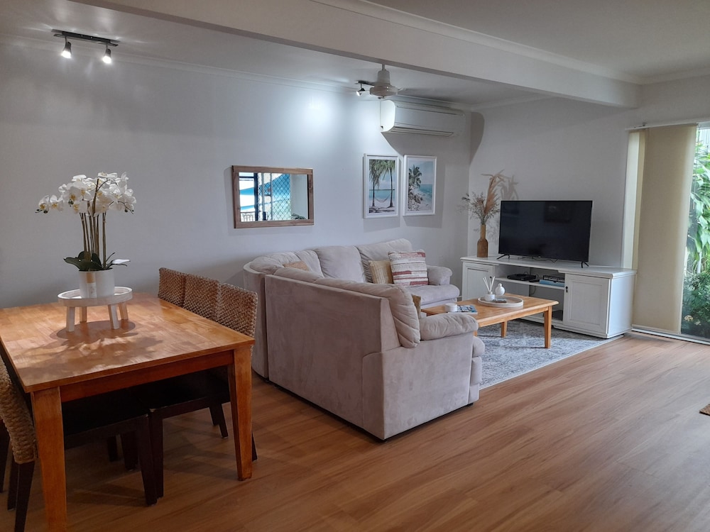 Airlie Apartments 46/78