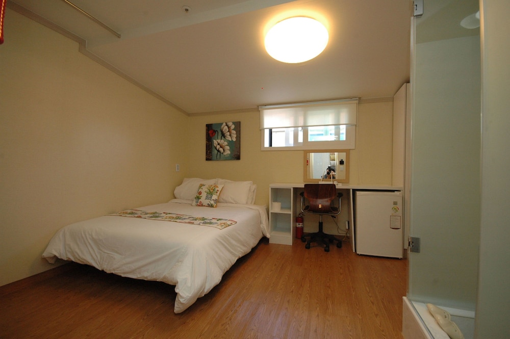 E Residence 8/25