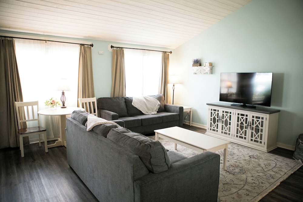 Sea Otter Inn 39/63