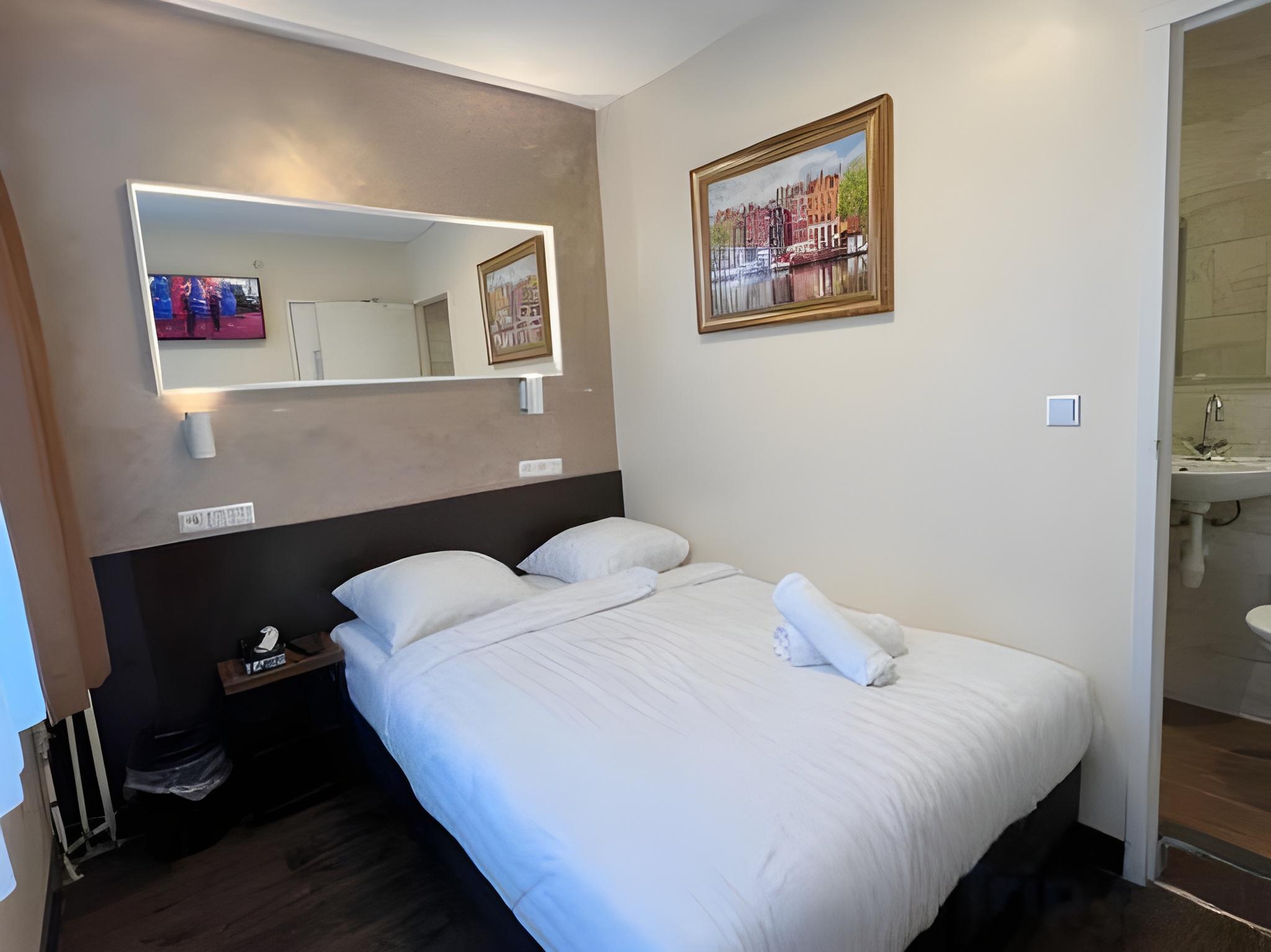 Room, Double Bed, No Window, Small