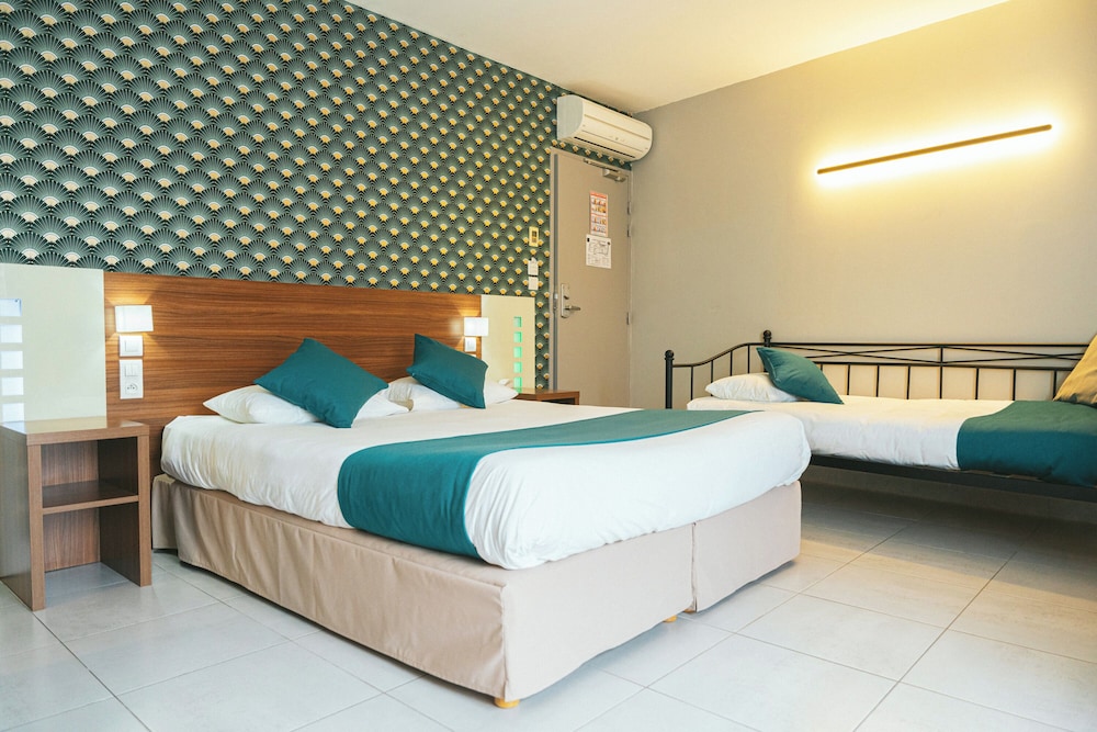 Hotel Holidays and Work 6/44