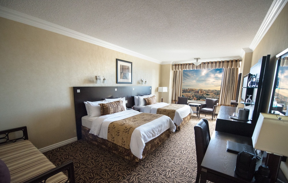 Fantasyland Hotel 24/84