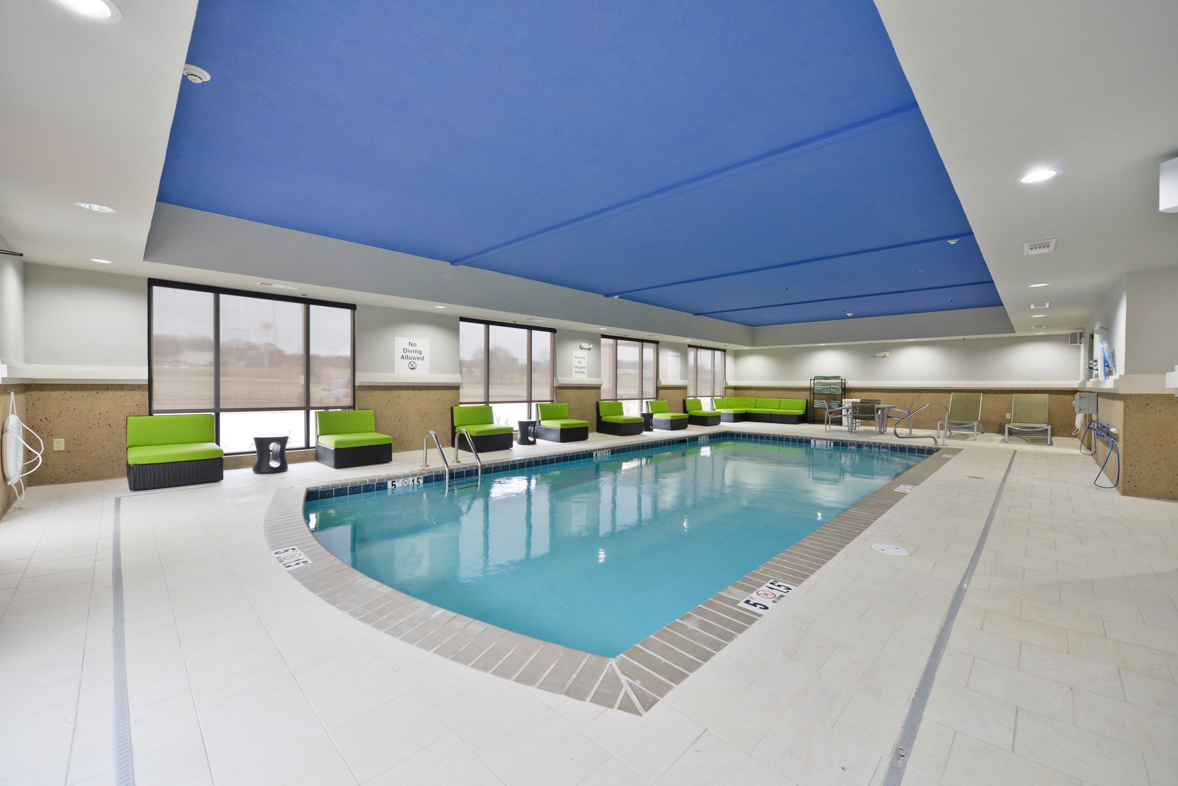 Holiday Inn Express Hotel Suites Forrest City 33/52