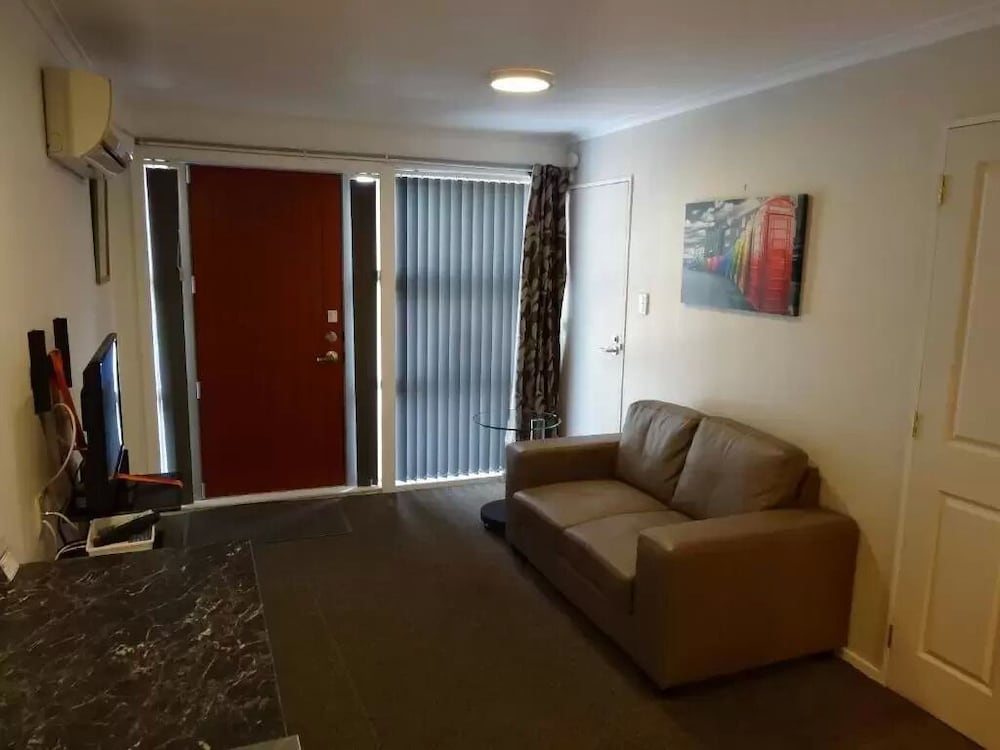 Mcwilliam Apartments 38/44