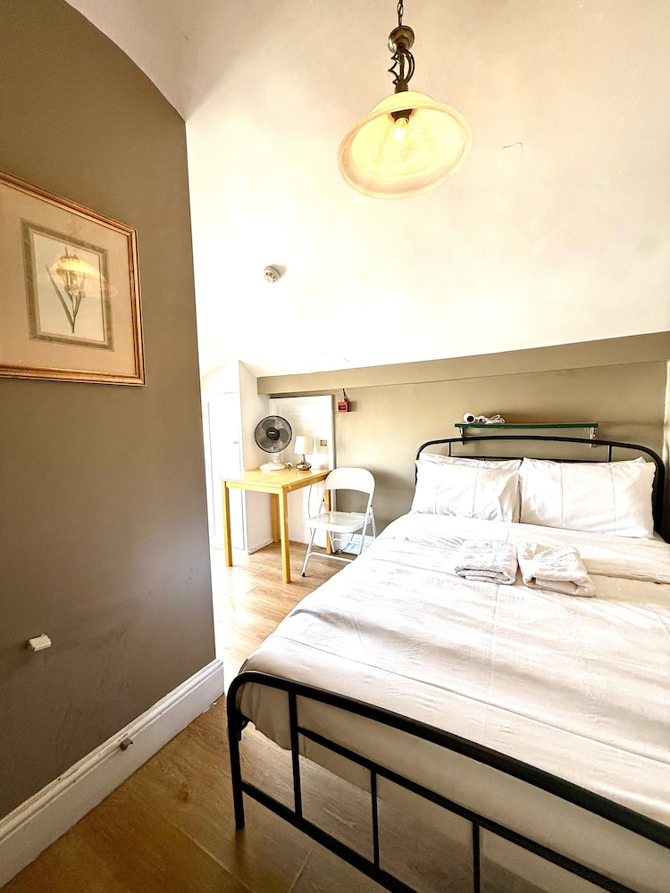 Ebury House Hotel 32/50