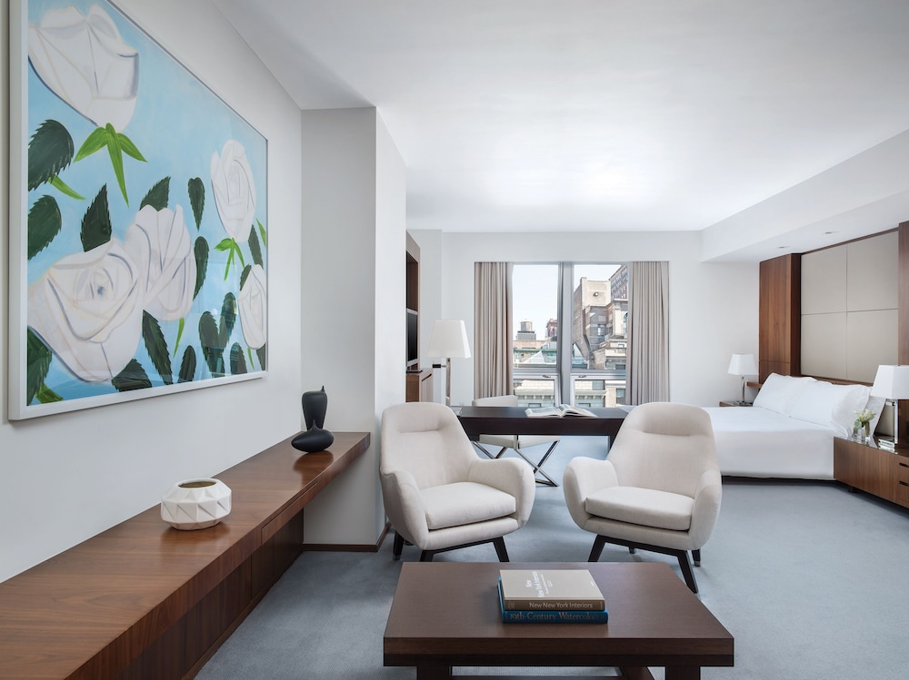 Junior Suite, King Bed, Empire Building View, Club Lounge Access