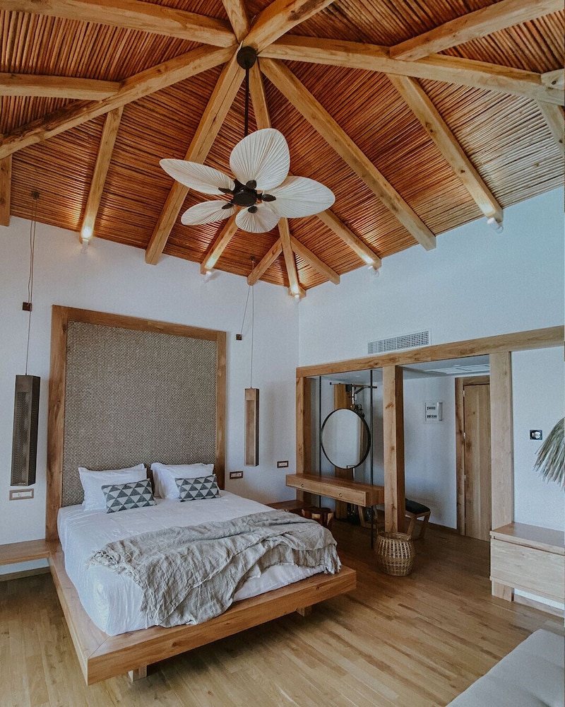 GRAND BUNGALOW OVERWATER JACUZZI
