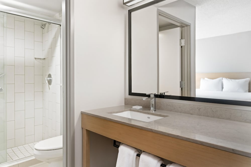 Hyatt Place College Station 68/74