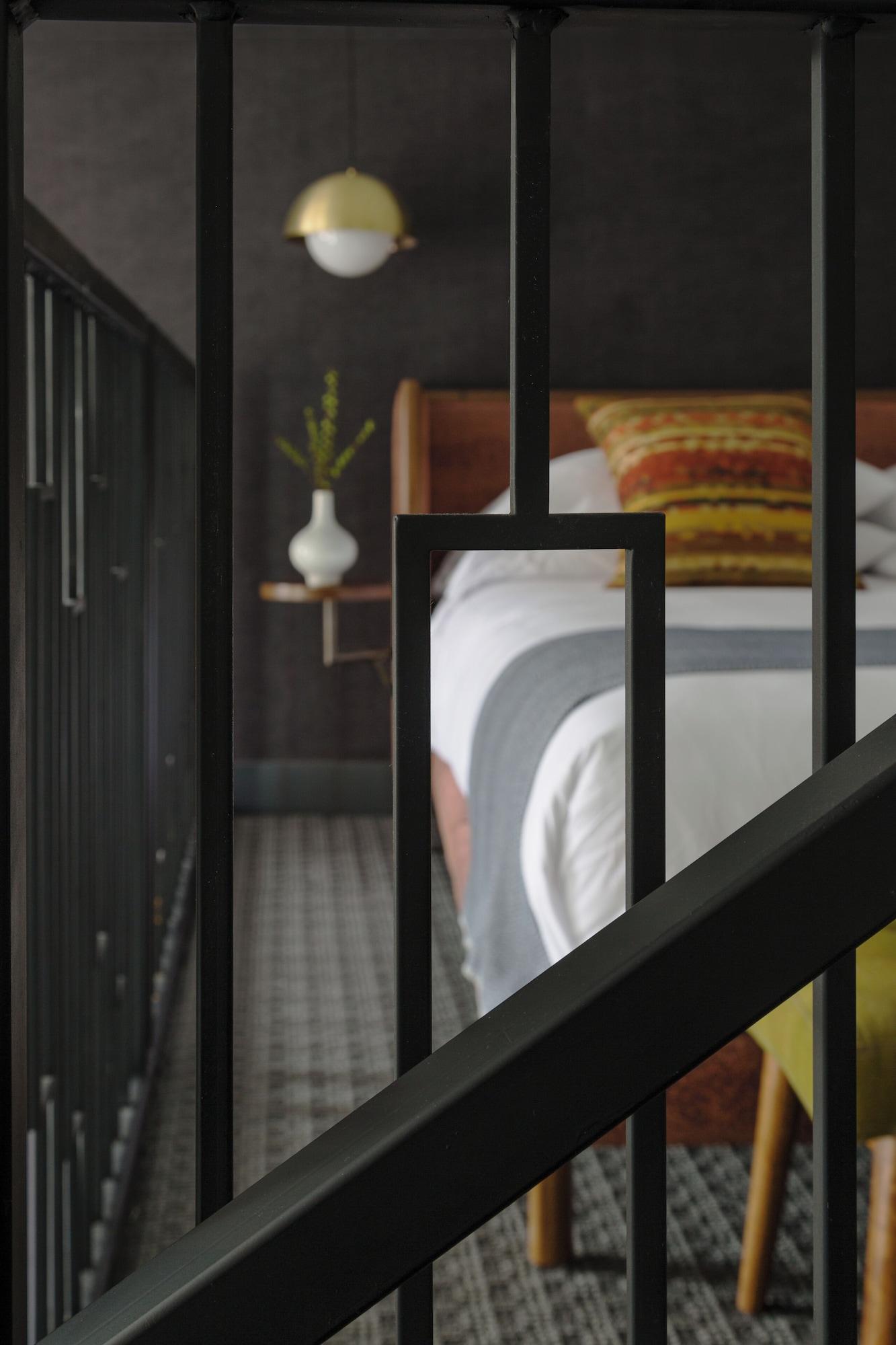 جناح سيغنتشر، The Hotel Salem 2/2