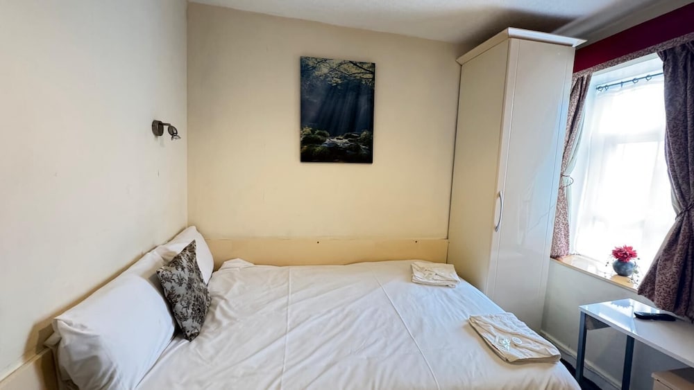 ECONOMY, DOUBLE BED, SHARED BATHROOM