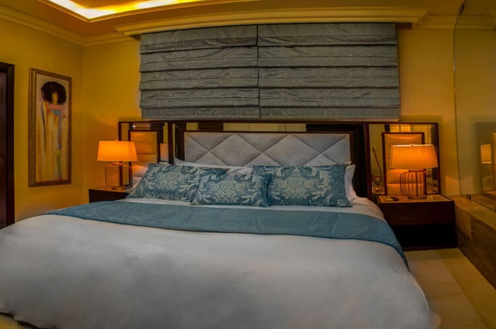 Home Suites Hotel 8/80