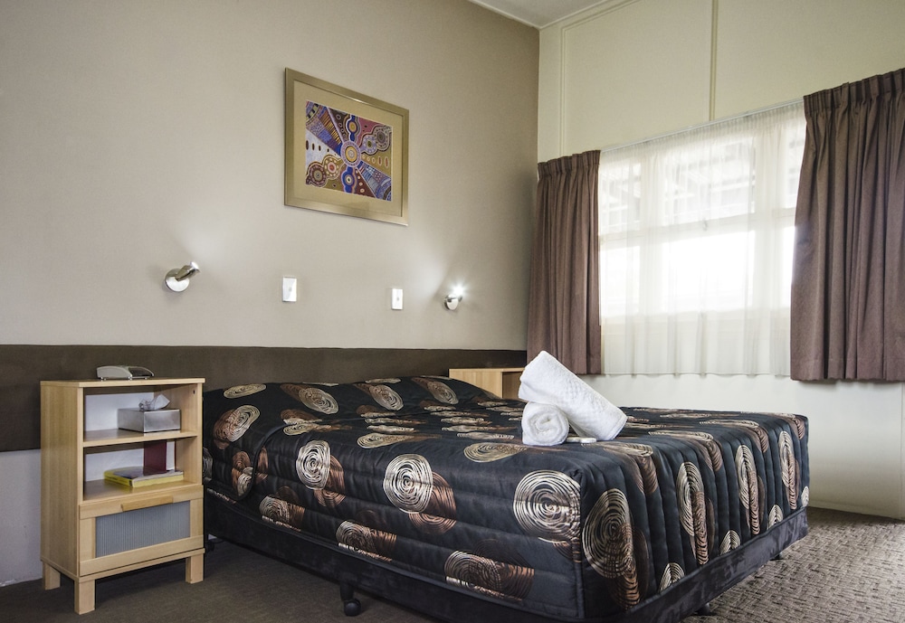 DELUXE, QUEEN BED