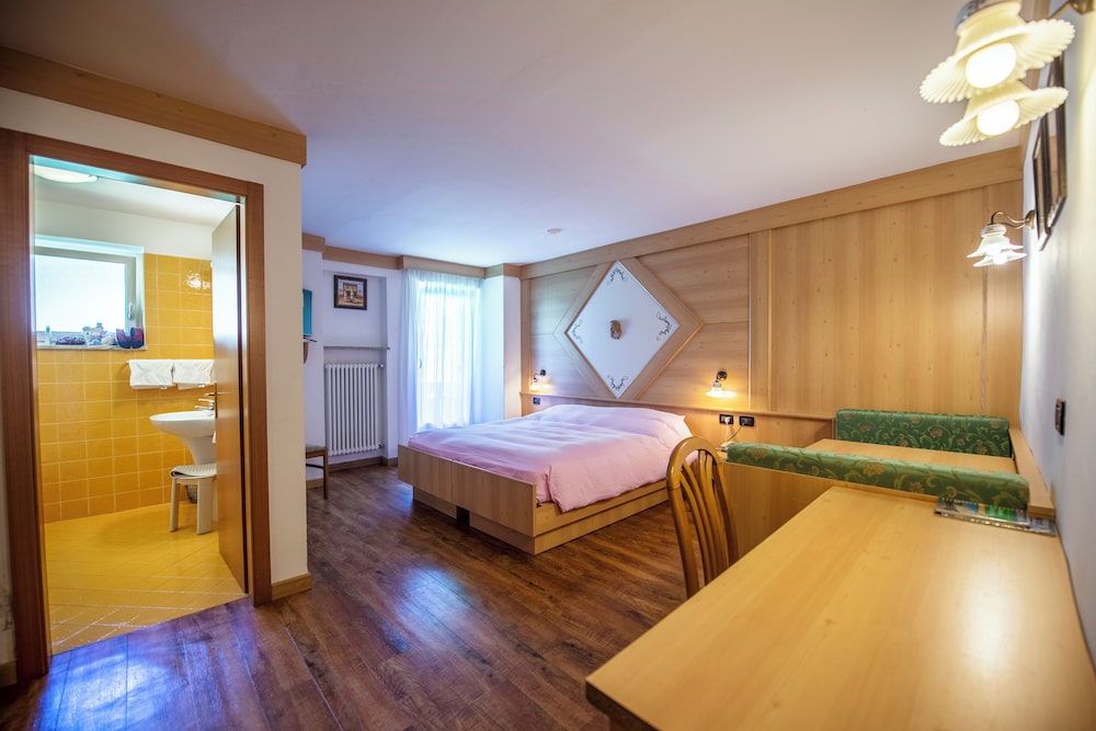 غرفة سوبيريور بسرير كوين، HOTEL CHALET PINETA 5/7