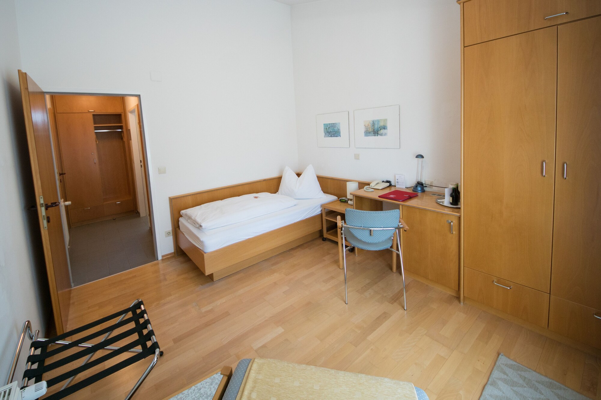 ROOM, SINGLE