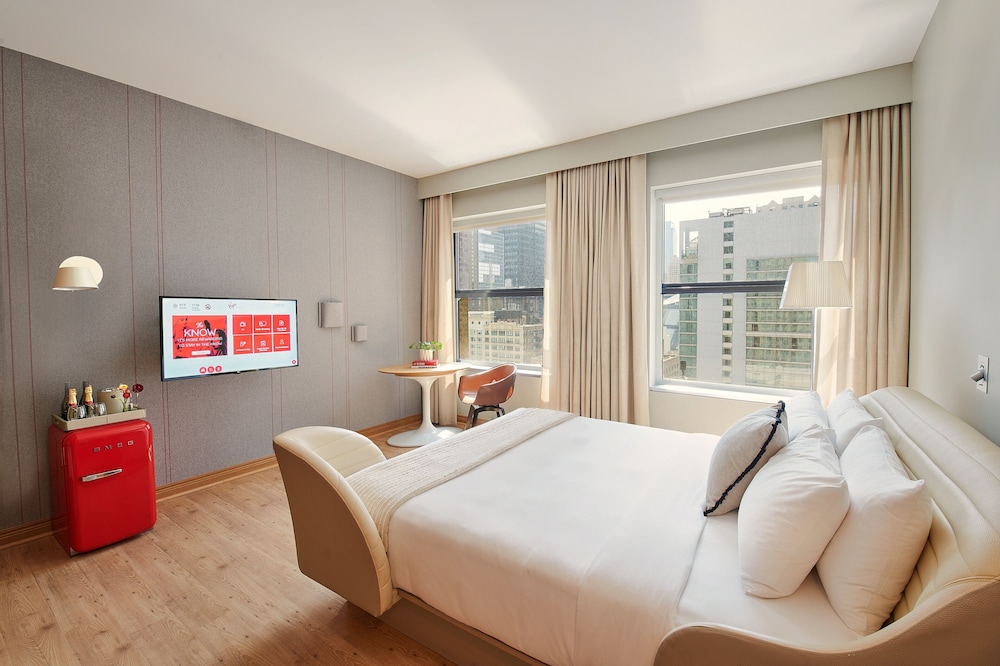 GRAND, KING BED, ACCESSIBLE