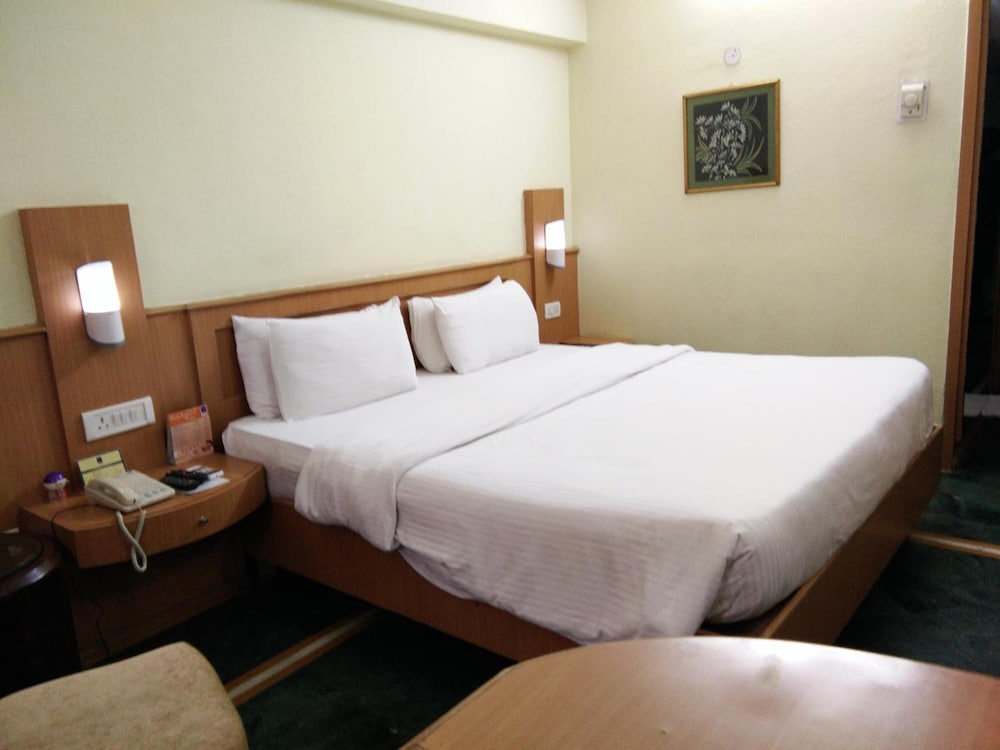 EMPIRES HOTEL 35/68