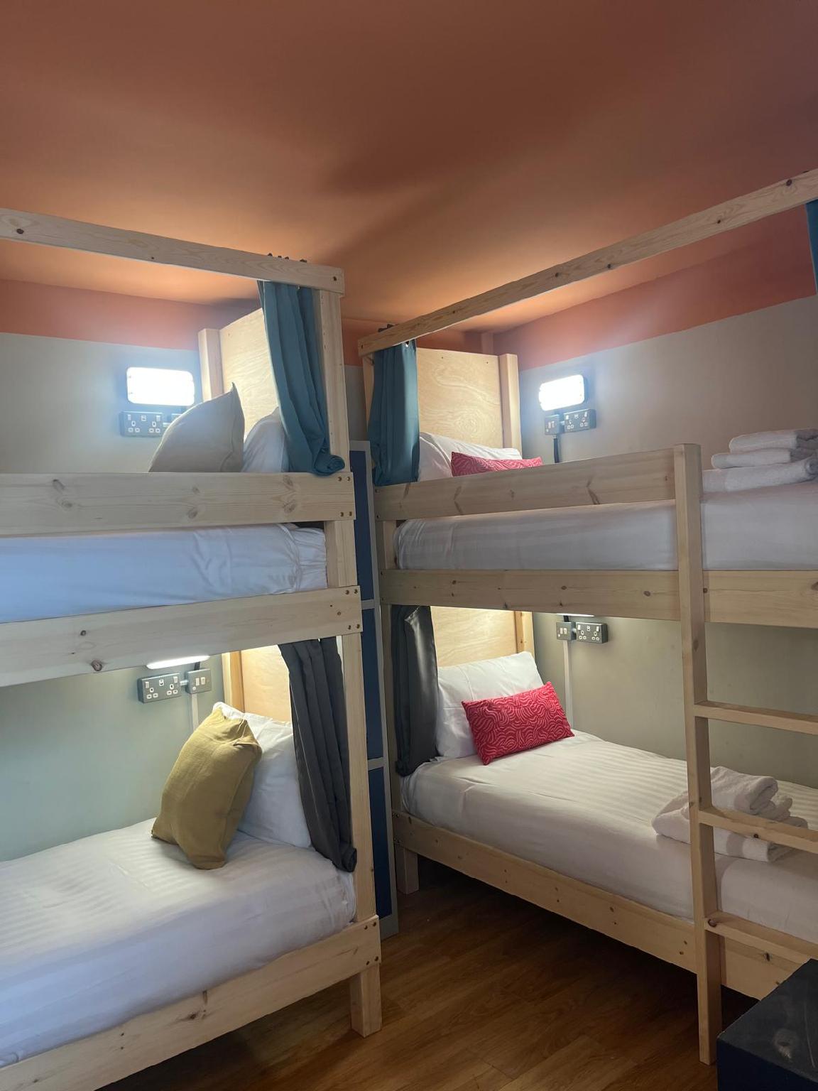Private, 6 Beds