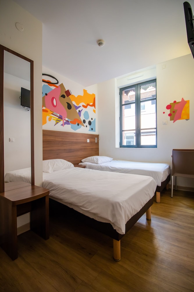 COMFORT, TWIN BEDS