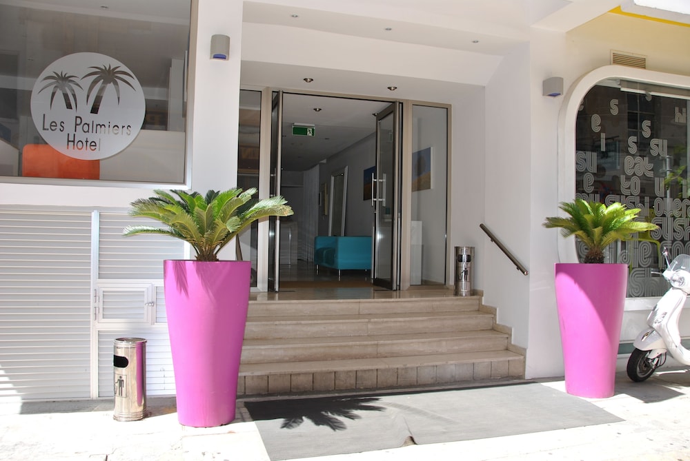 Les Palmiers Beach Hotel 8/69