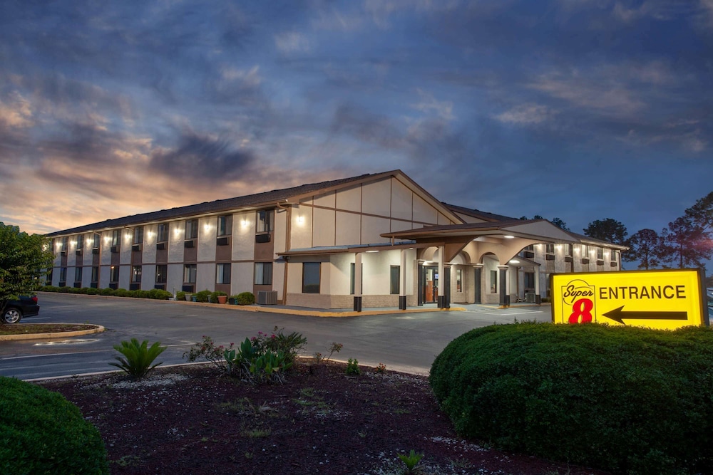Super 8 by Wyndham Waycross GA 1/22