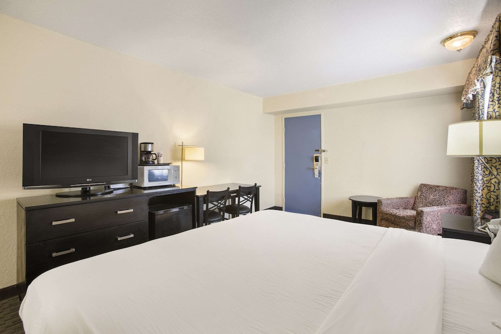 Days Inn by Wyndham Mackinaw City/Bridgeview Area 12/61