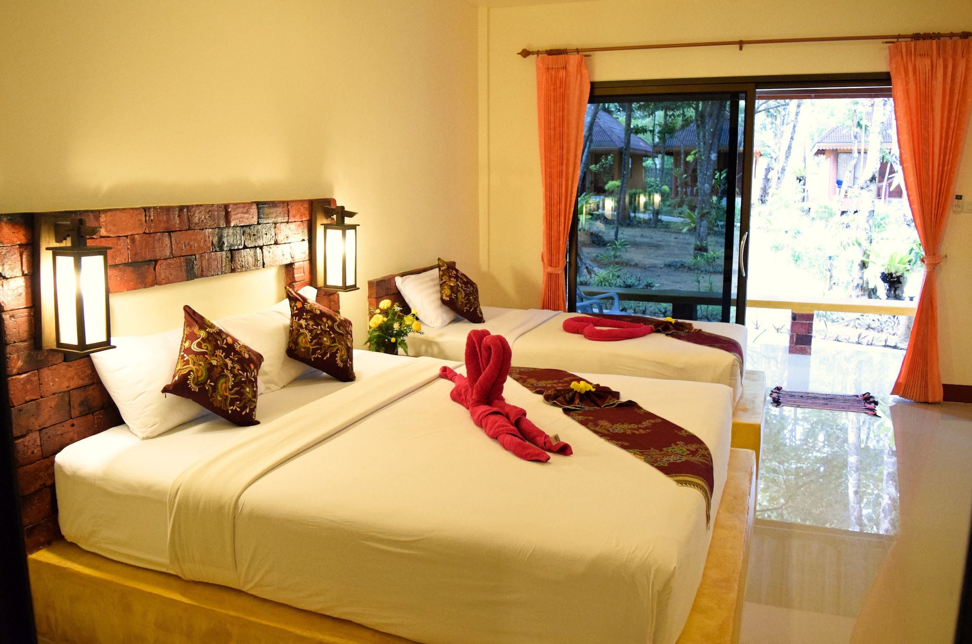 TRADITIONAL, BUNGALOW, MULTIPLE BEDS