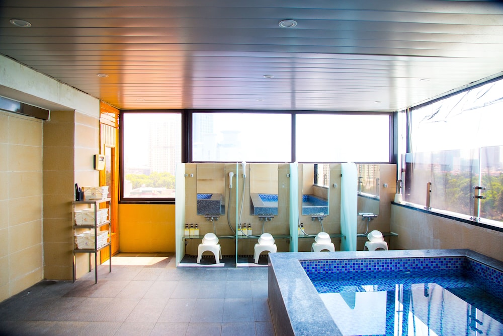 Sakura Hotel 3/40