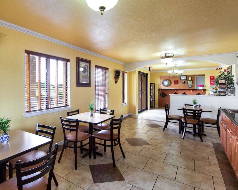 Econo Lodge Inn & Suites San Antonio near Frost Bank Center 23/25