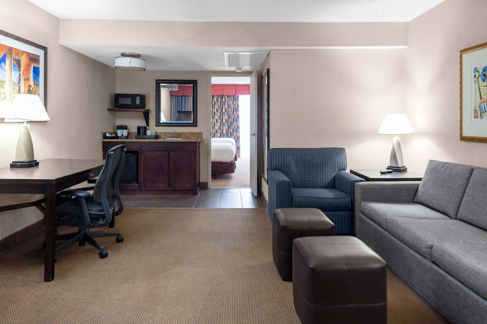 Embassy Suites by Hilton Kansas City Plaza 33/64