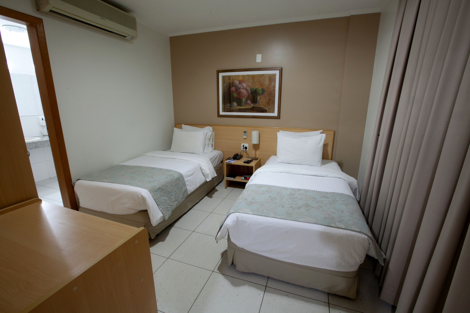 EXECUTIVE, SUITE, TWIN BEDS