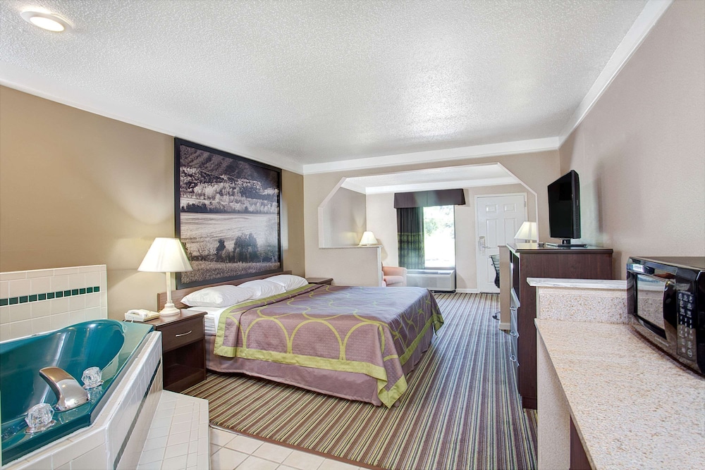 Super 8 By Wyndham Knoxville East 6/38