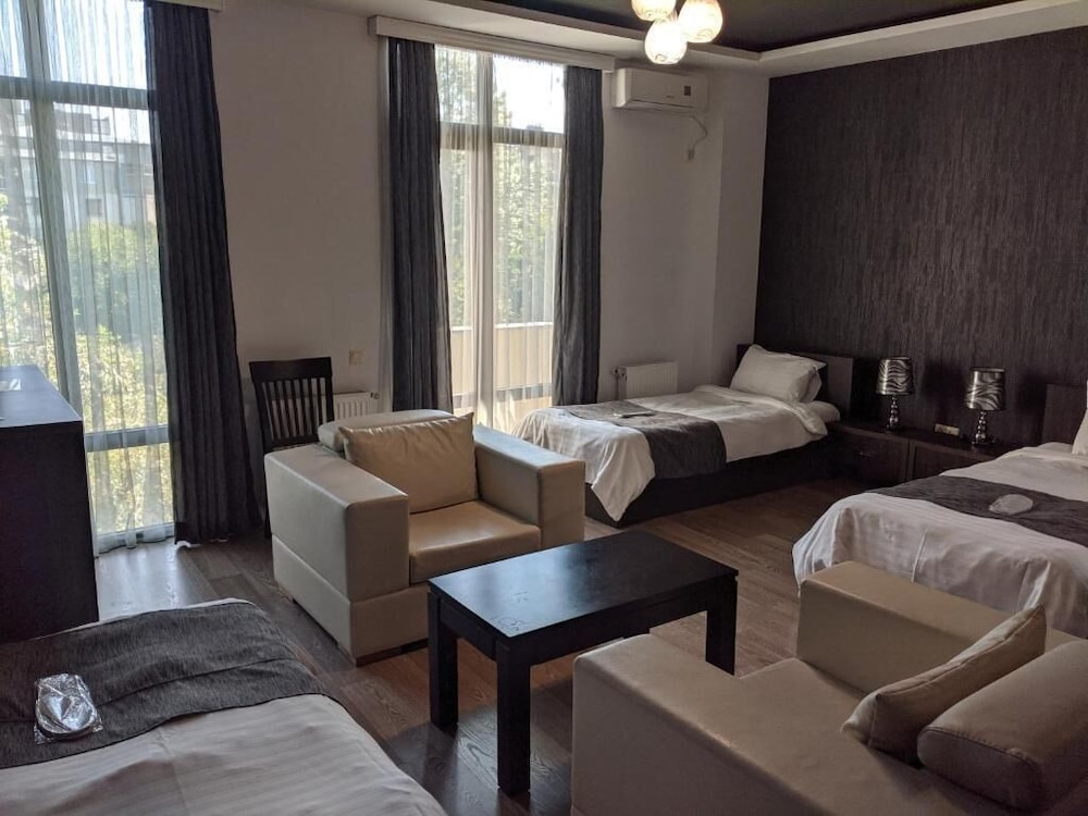 Continental Hotel 20/34