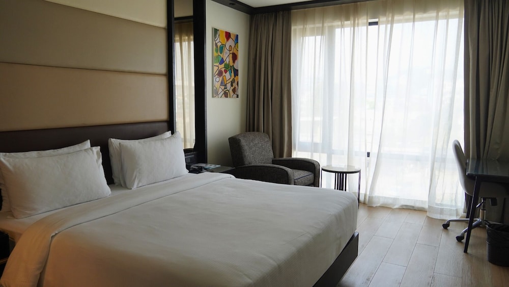 ROOM, KING BED