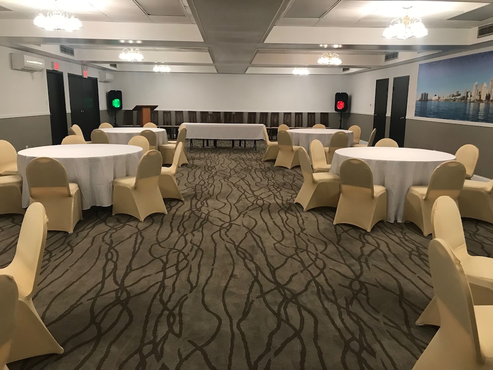 Days Inn By Wyndham Livonia - Detroit 43/59