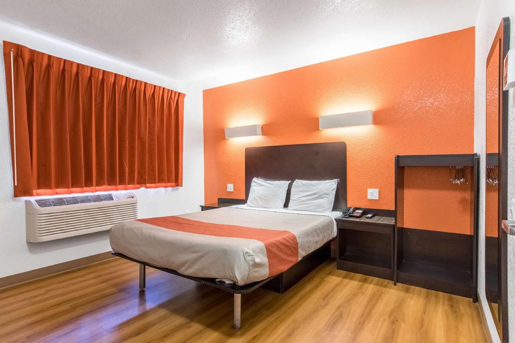 1 Queen Bed - Smoking, Mini Fridge