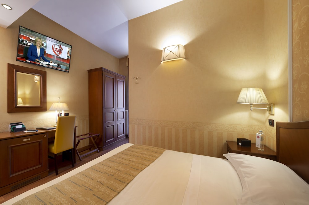 Lancaster Hotel 38/72