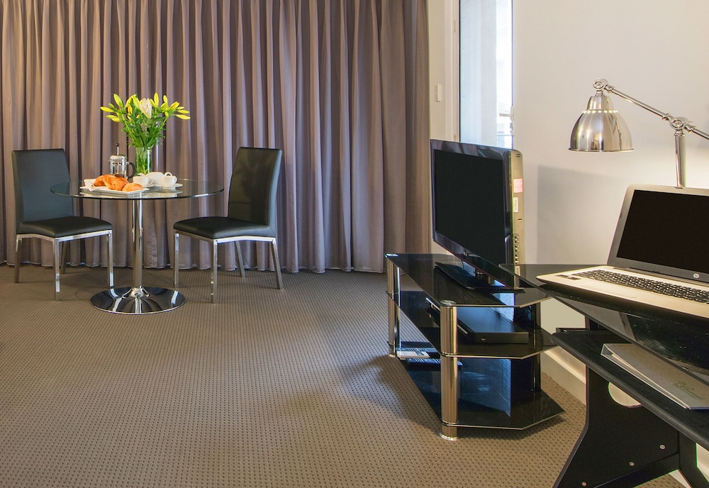 The Peninsula Riverside Serviced Apartments 62/73