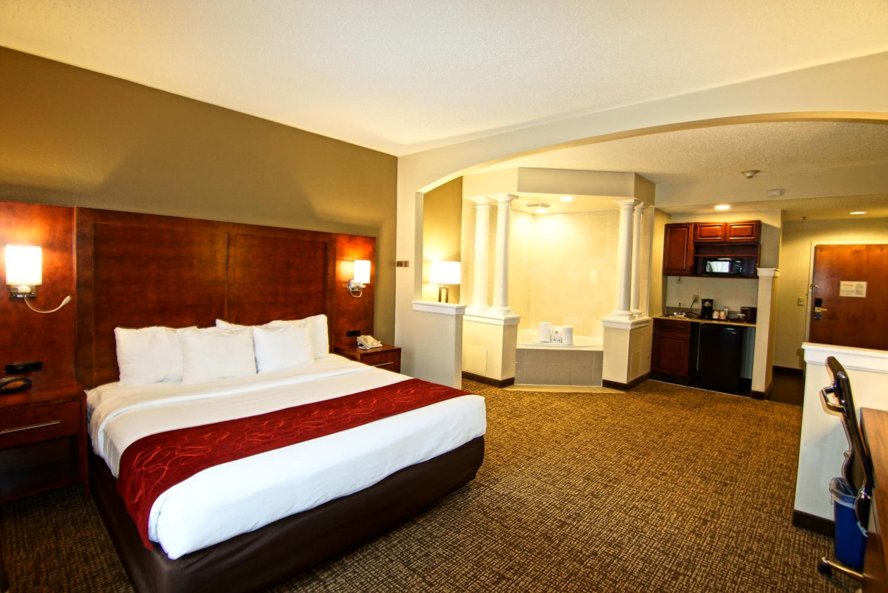 جناح بسرير كينج بجاكوزي، Comfort Suites Near University 6/10