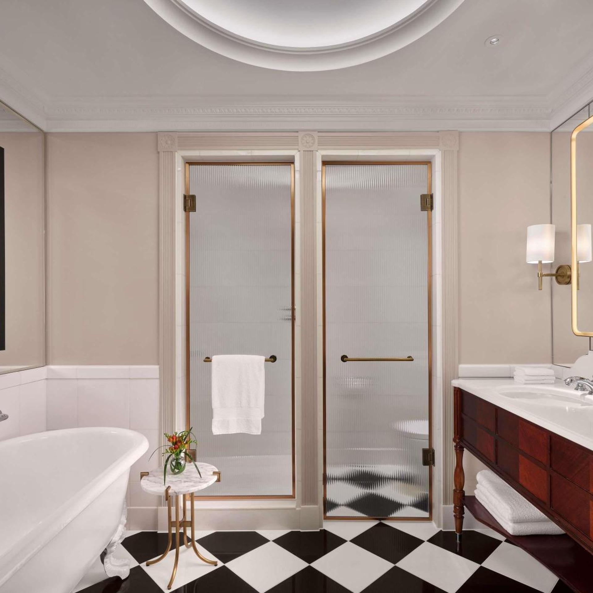 جناح بسرير كينج بإطلالة على النهر، The Savoy Hotel 2/4