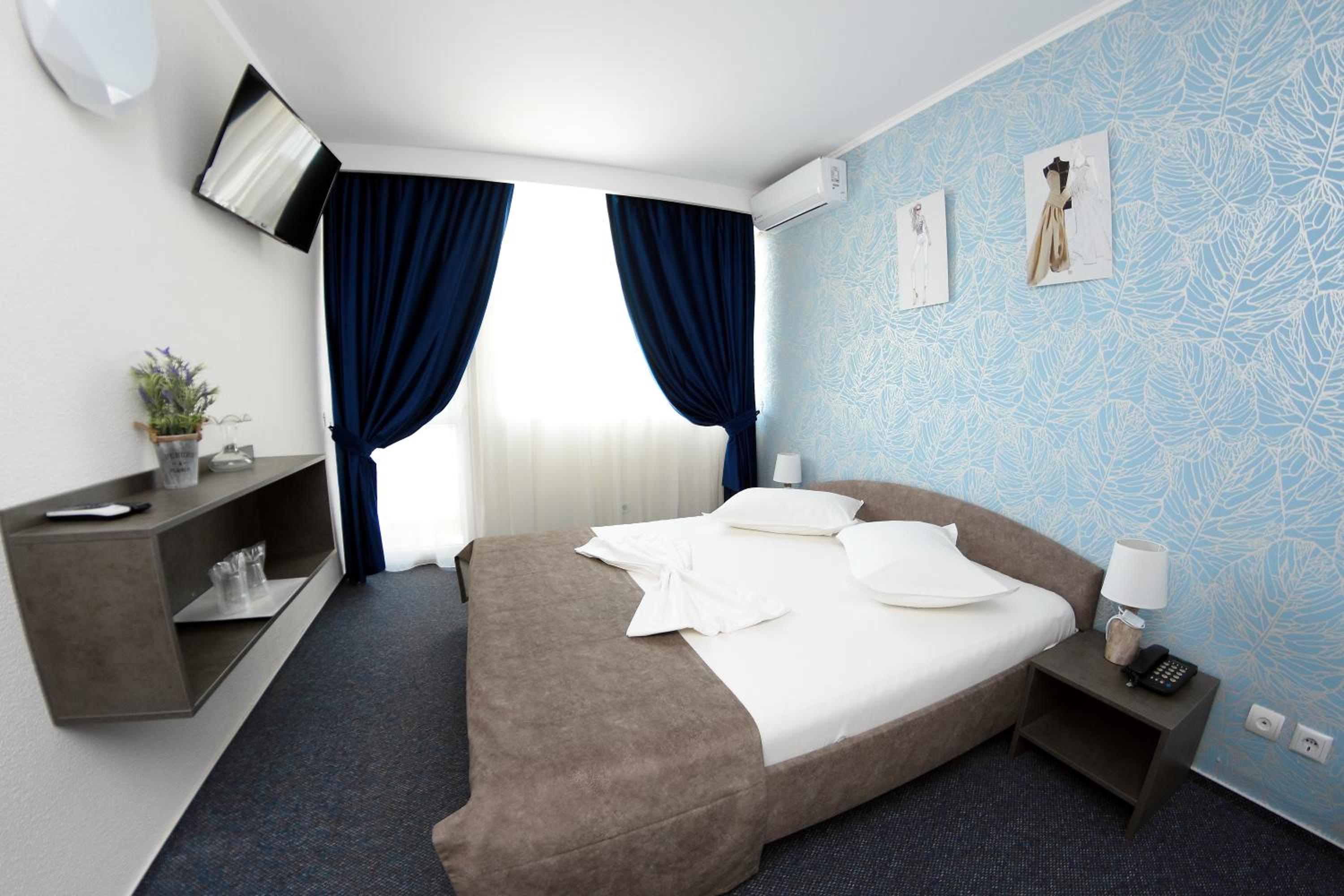 Victoria Hotel 8/48